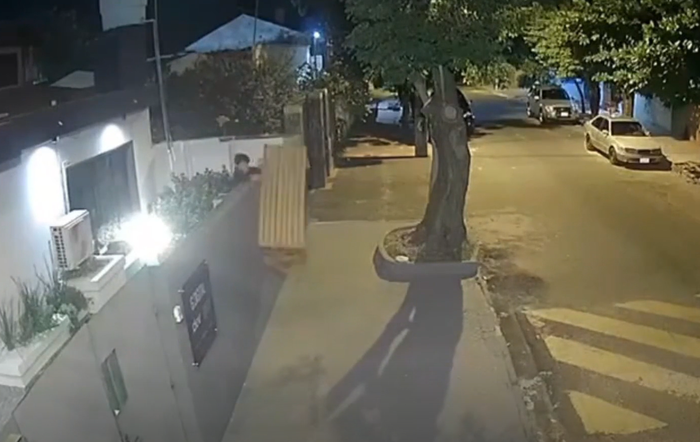 Momento en que un ladrón se lleva un banco de madera.