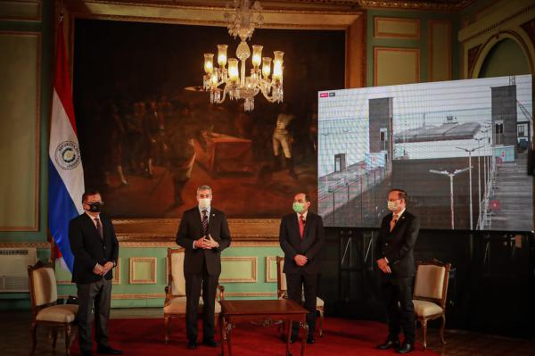 Se concretó la apertura de la esclusa de Yacyretá para el paso de barcazas con más de 115 mil toneladas de productos agrícolas. (foto: PRESIDENCIA)