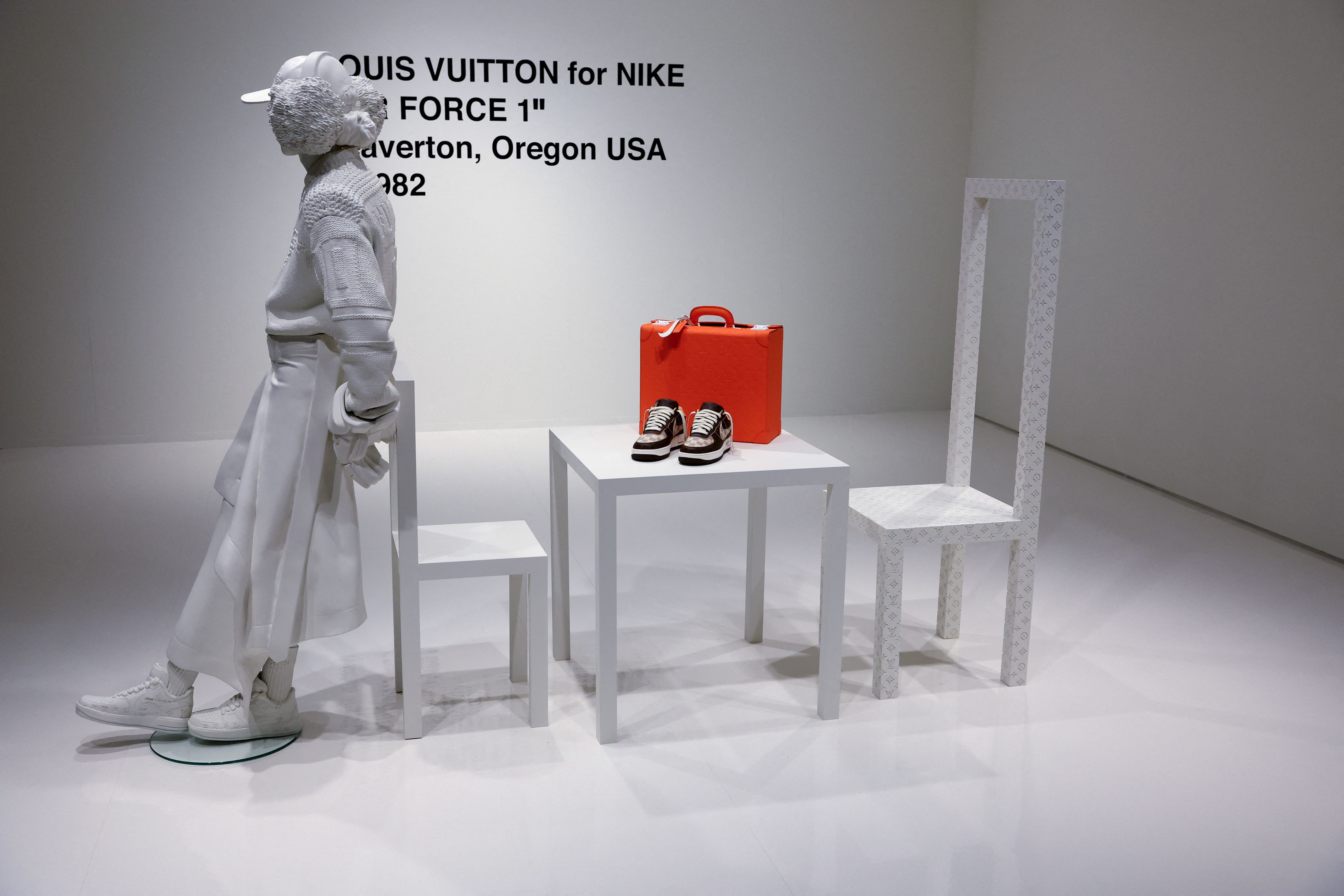 La Nación / París se emociona al homenajear a Virgil Abloh, diseñador  fallecido de Louis Vuitton