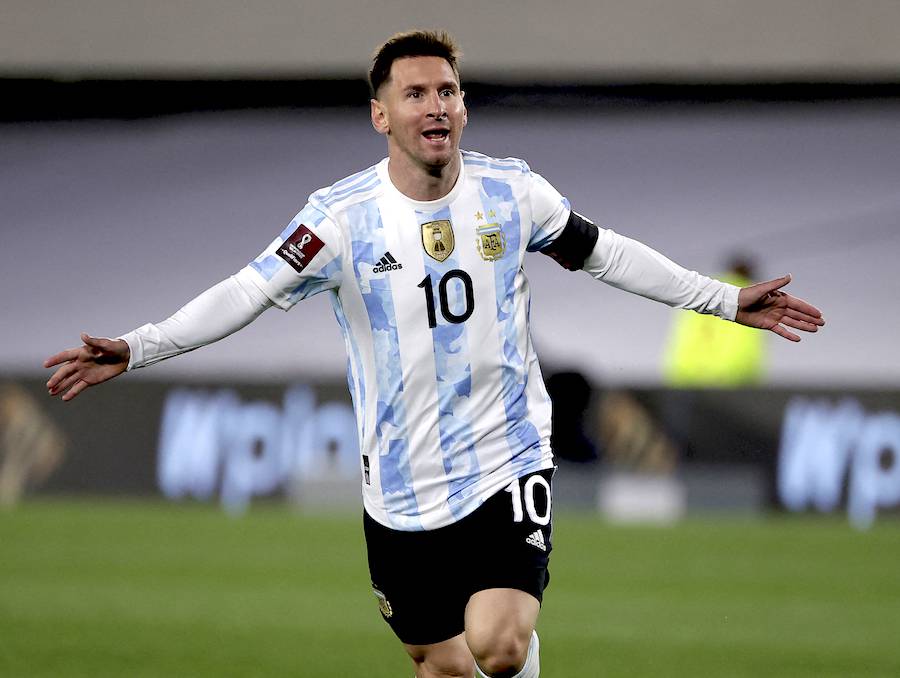 Leo Messi lució la camiseta que usará la Selección Argentina Femenina en el  Mundial