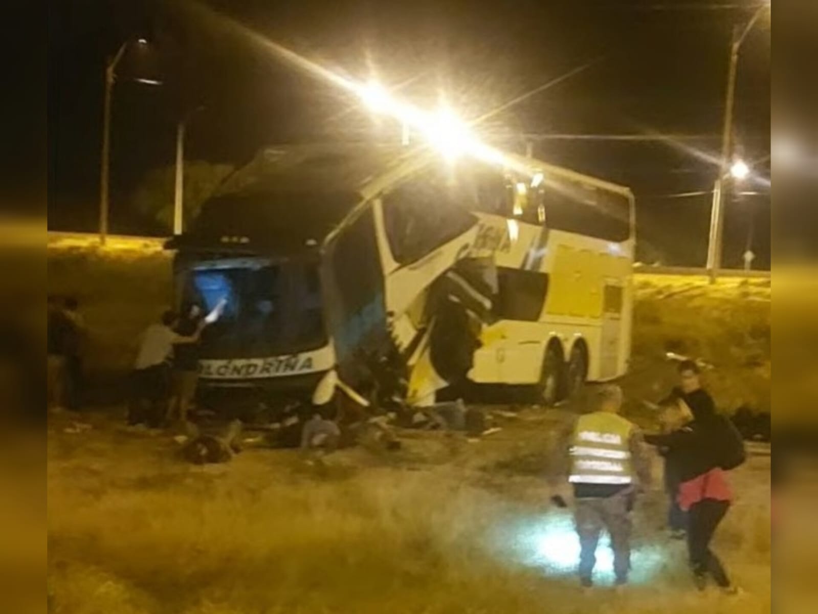 Varios fallecidos tras accidente rutero: bus de larga distancia se partió en dos