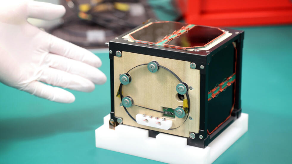 Científicos japoneses construyen el primer satélite de madera del mundo