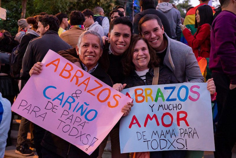 Abrazos de papá y mamá en la marcha de Repar+. Foto: Guille Núñez