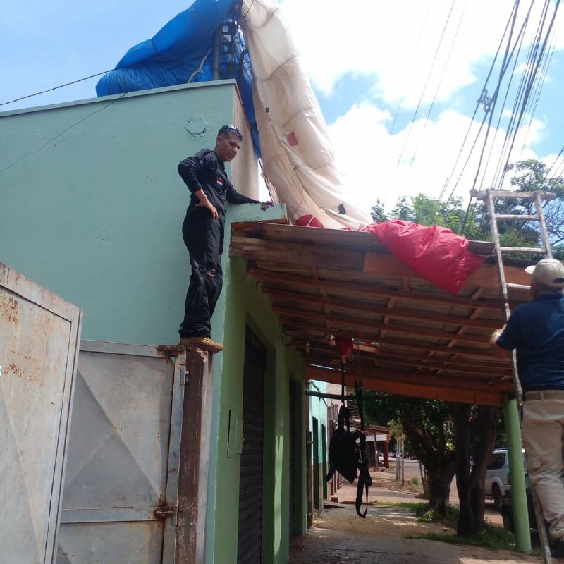 Paracaidista aterriza sobre el techo de una casa en Pedro Juan Caballero