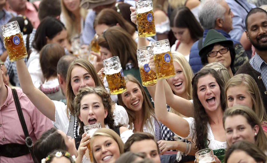 Varias imágenes muestran a decenas de alemanes o británicos, a veces borrachos, festejar en las calles sin mascarilla ni respetando la distancia física de precaución. Foto: Archivo (Ilustrativa)