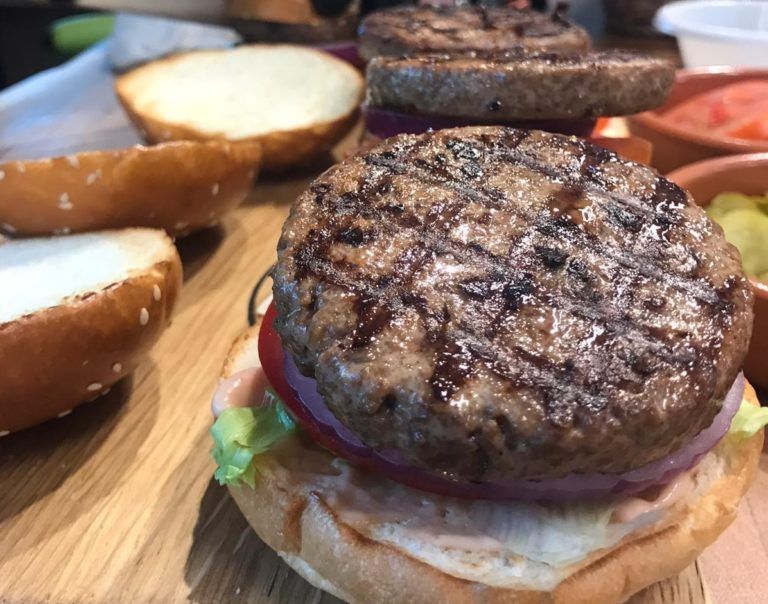 La startup israelí SavorEat está trabajando para crear una hamburguesa con sensación carnosa, aroma de carne y sin necesidad de producto animal. Foto: Gentileza Yissum.