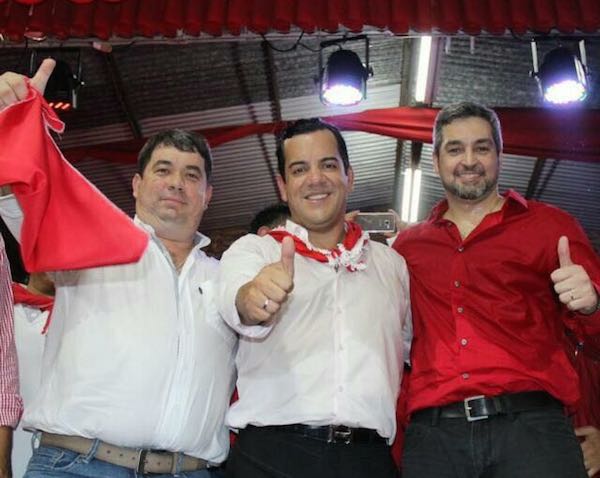 Éver Noguera (Izq.) junto a Rodolfo Friedmann (centro) y Mario Abdo Benítez (Der.). Foto: Archivo.
