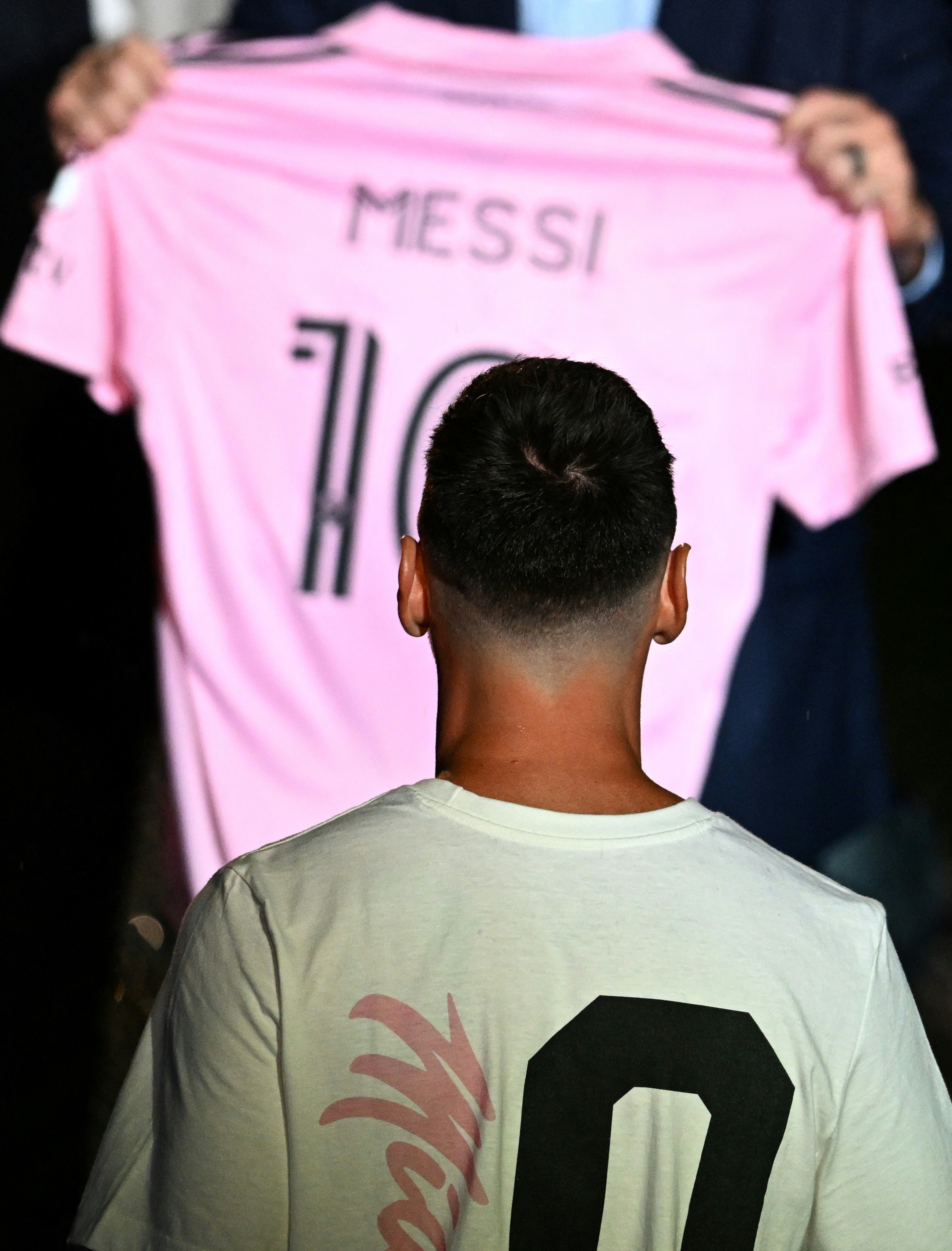 Leo Messi lució la camiseta que usará la Selección Argentina Femenina en el  Mundial