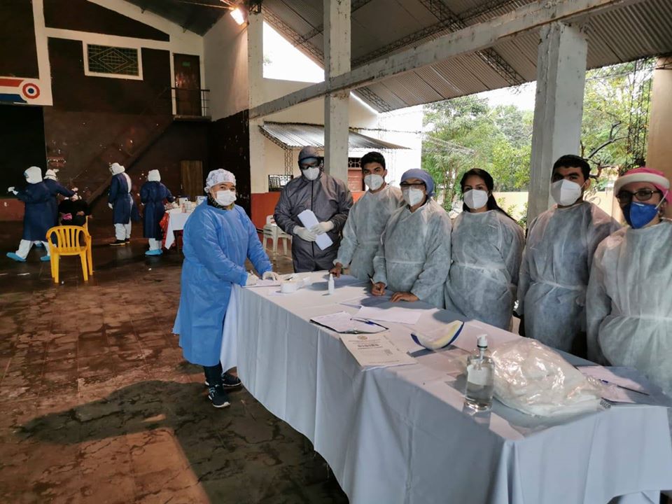 Funcionarios de la Novena Región Sanitaria tomaron muestras a pobladores. Foto: Gentileza.