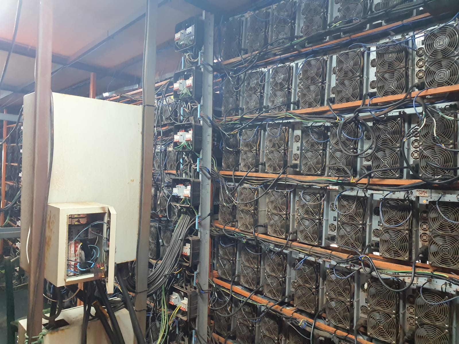 La Nación / Allanan vivienda en Itapúa e incautan máquinas de criptomineria