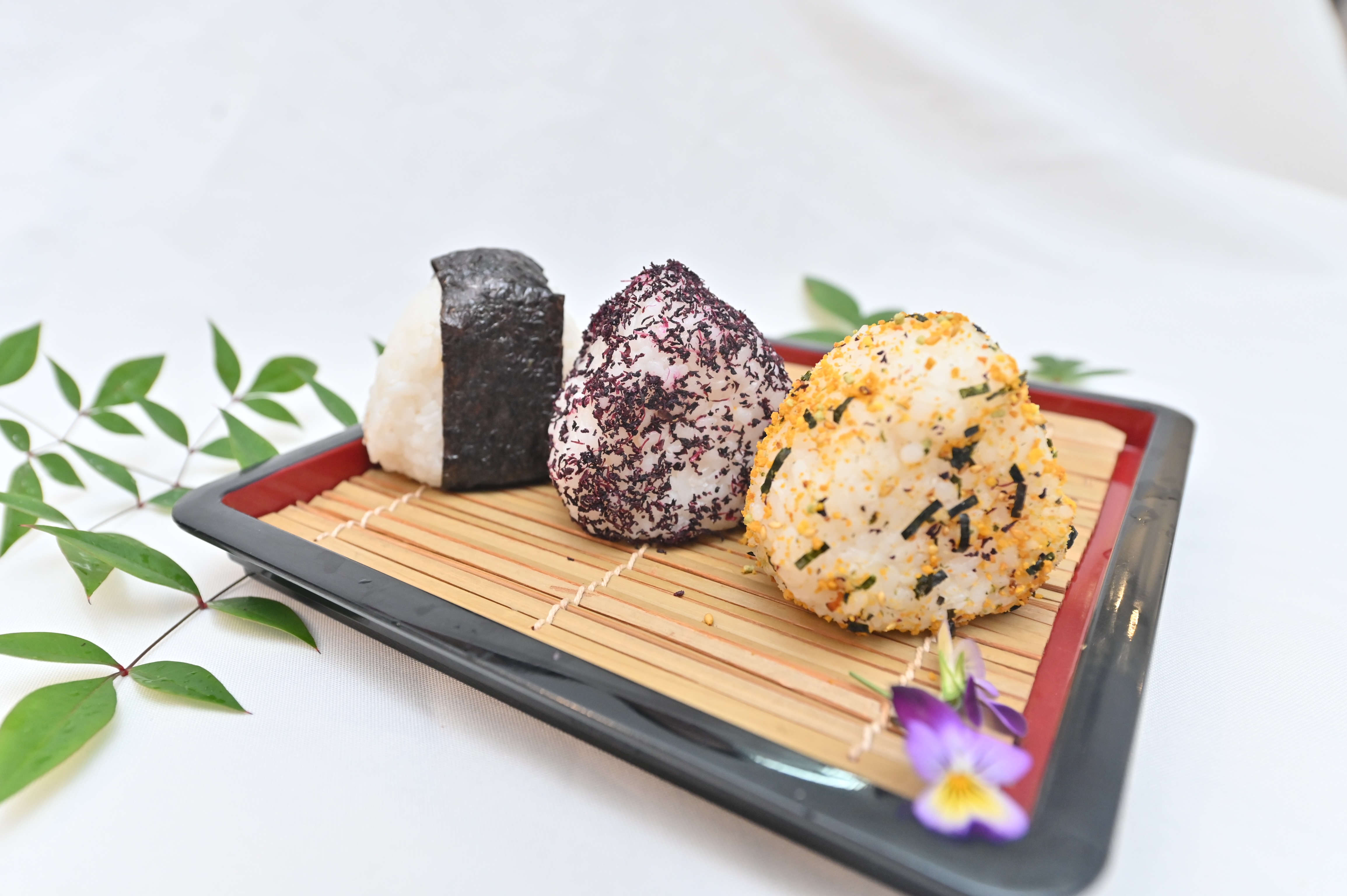 La Nación / Receta de Onigiri: el triángulo de arroz para la vianda