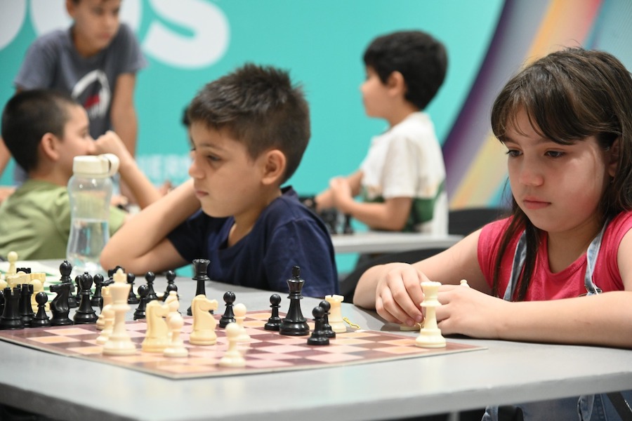 Deportes Unis - El ajedrez nos permite ejercitar nuestra mente y nos ayuda  a desarrollar nuevas habilidades ♟¿Sabías qué este es considerado un deporte?  🤔 ¿Te gustaría aprender más sobre este deporte? 🧠🏆