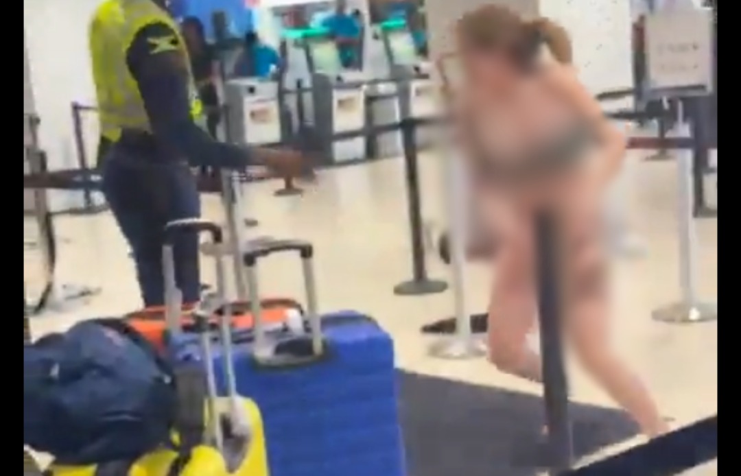 Mujer drogada se desnudó en el aeropuerto de Jamaica y exigió tener sexo