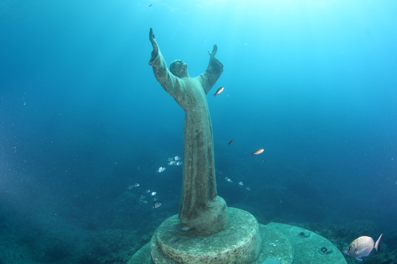 estatua de jesus bajo el agua