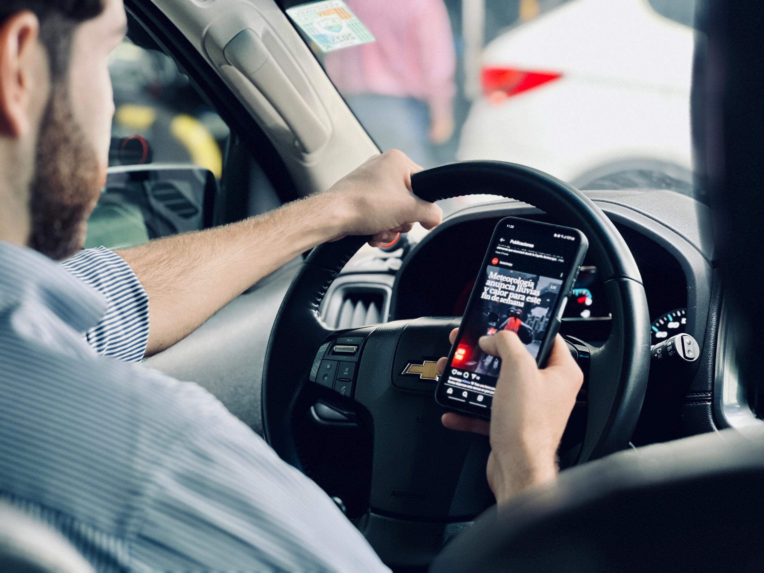 EDITORIAL: El peligro de conducir y utilizar el celular
