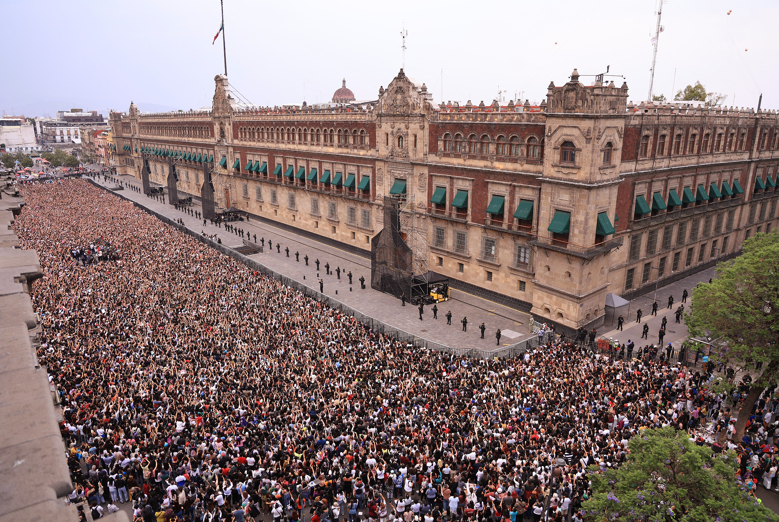 La Nación / BTS desata locura en México con 50.000 fans en bienvenida  presidencial