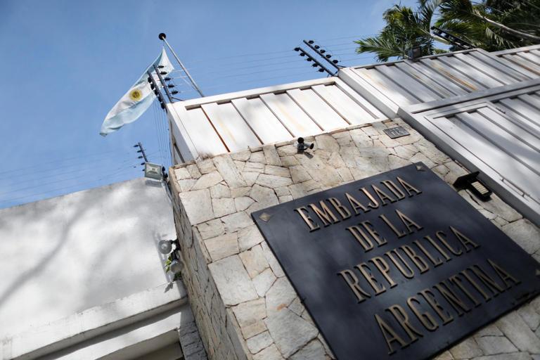 Argentina acoge a opositores venezolanos en residencia de su embajador en Caracas