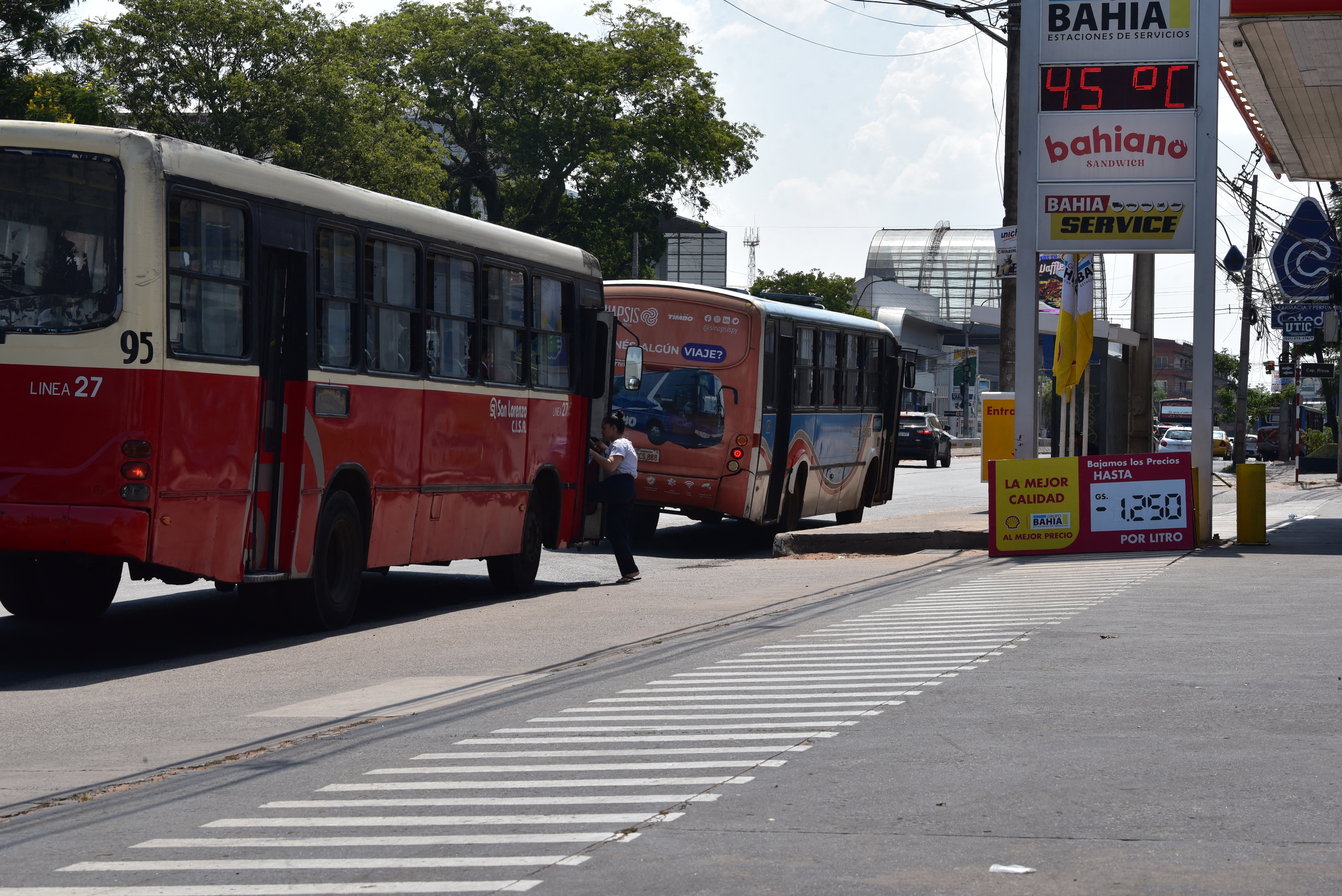 Gobierno lamenta presión de transportistas y califica de absurda la decisión de paro