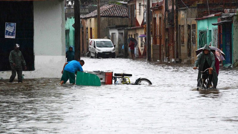 Bomberos evacuaron a unas 200 familias afectadas por inundaciones en Ciudad del Este