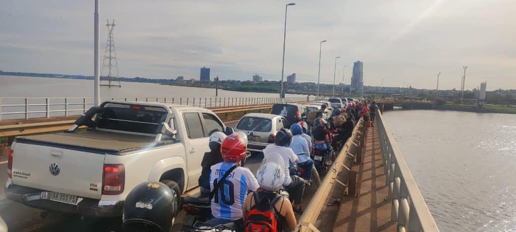 Hora pico en el puente San Roque González de Santa Cruz. Muchos "paseros" realizan el cruce en moto.