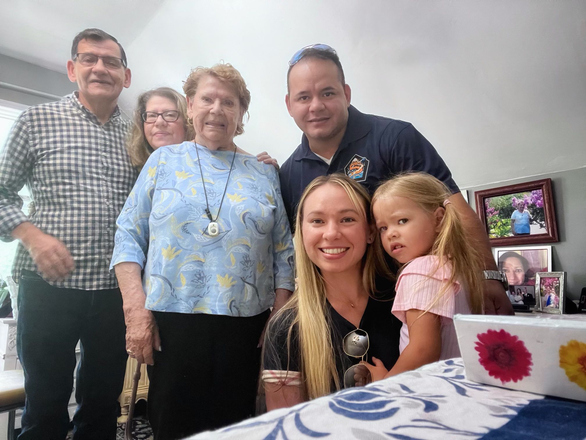 “Mi familia es mi soporte vital en la Tierra”, comentó Gauto, quien asegura que sus hijos crecen viendo con naturalidad su trabajo, pero sin perder de vista el sacrificio que implicó llegar hasta allí.