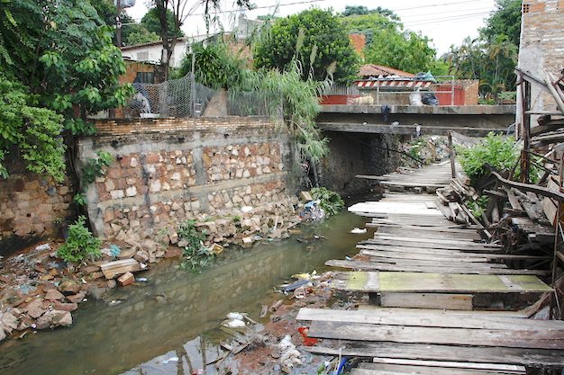PUENTE. El estrecho puente que uno debe pasar para llegar a la casa de la galopera.