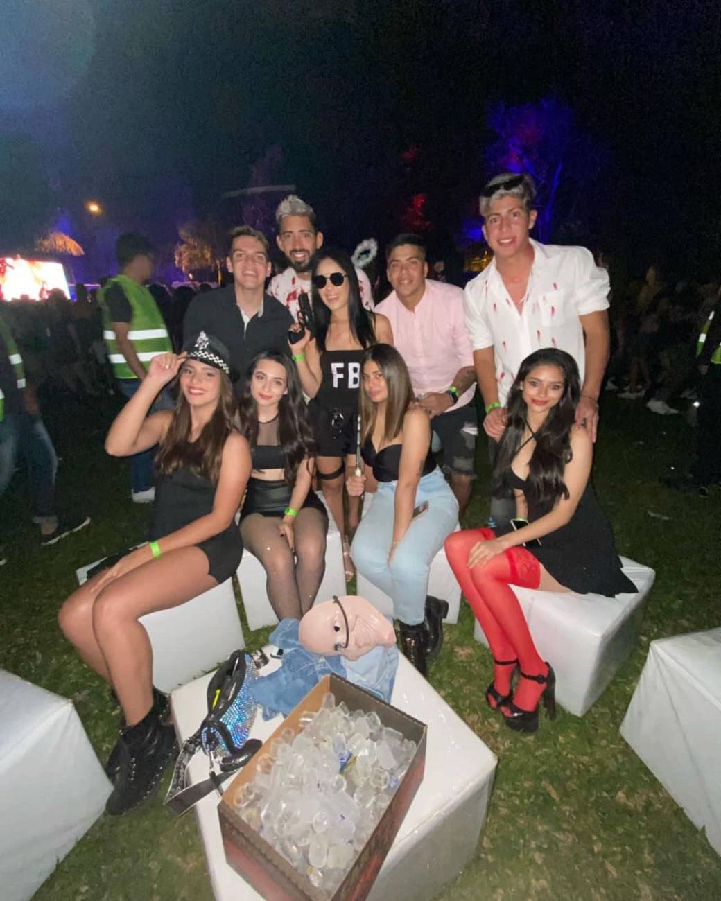 Tobías Vargas con su novia Aracely Bernal y sus compañeros peloteros que también estaban con sus parejas. @tobiasvargas01