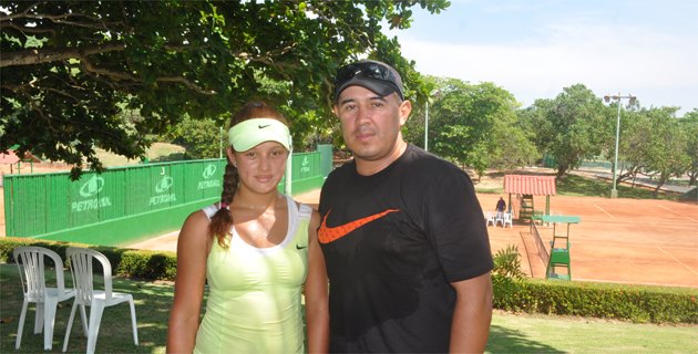 Con su hija en una cancha de tenis.