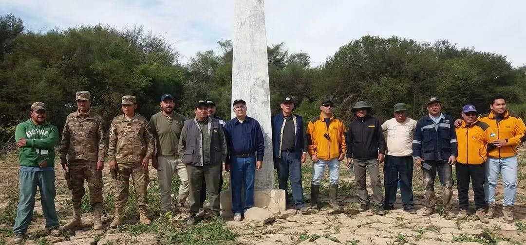 Reunión en el Hito Tripartito Esmeralda que une las fronteras de Paraguay Argentina y Bolivia.