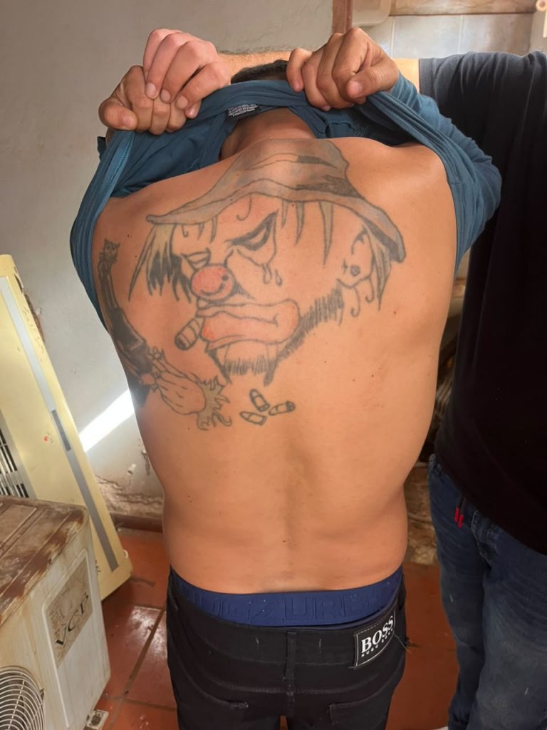Uno de los sujetos tenía este tatuaje. Foto: Corresponsal Carlos Sánchez
