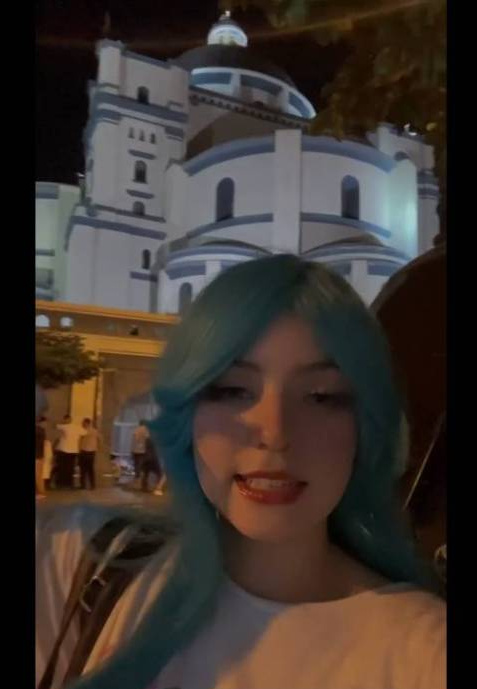 "Onichan", en las afueras de la Basílica. (Captura de pantalla)