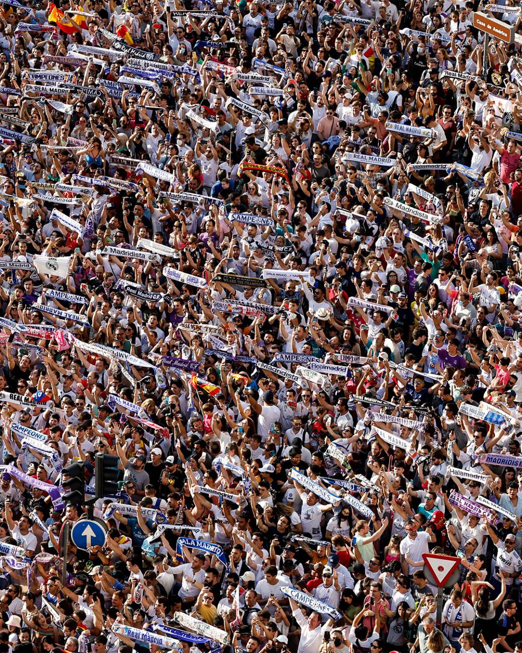 Una multitud de hinchas blancos festejaron con el plantel el título logrado en Paris. FOTO @realmadrid