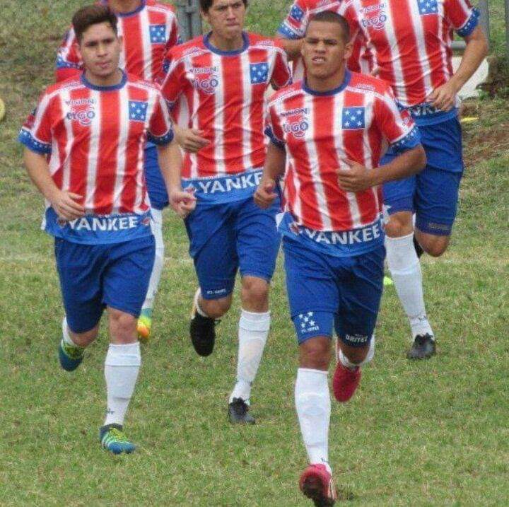 Ángel, con la camiseta del “yankee” en acción.