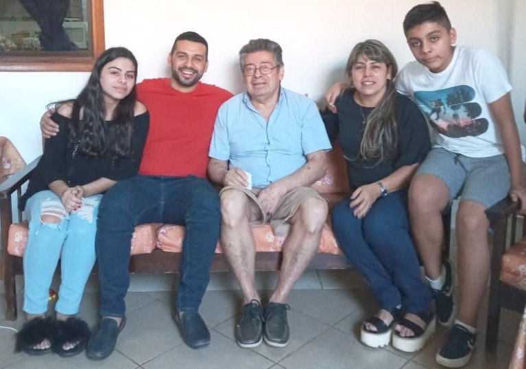 Felipe en compañía de su padre y su familia.