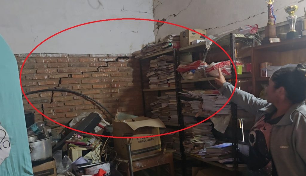 La estructura presenta varias grietas importantes-Foto Captura Corresponsal Bernardino Castillo