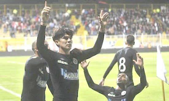 Marco, festejando un gol con la camiseta del Cúcuta de Colombia.