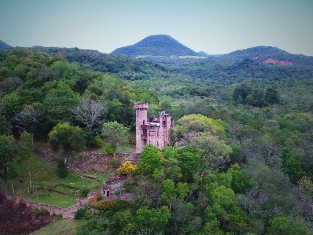 Castillo Echauri Guairáes también una propuesta en Independencia, que ofrece historia, arquitectura y vistas panorámicas.
