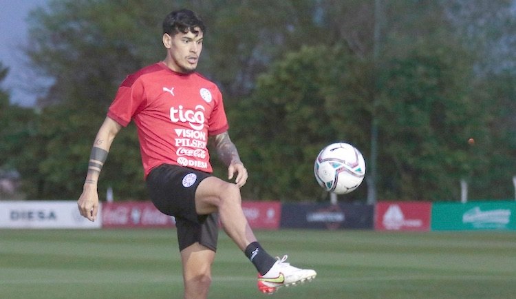 Gustavo Gómez retorna al equipo con el brazalete de capitán.