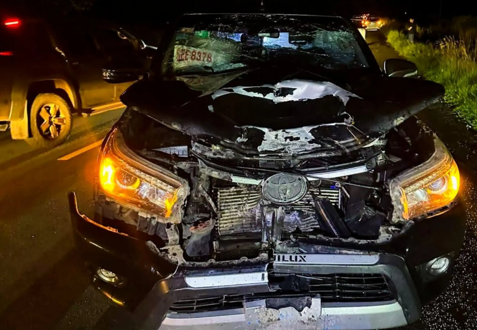 Tras impactar contra una camioneta Toyota que quedó seriamente dañada, los dos adolescentes que ocupaban la motocicleta fallecieron en el lugar del accidente