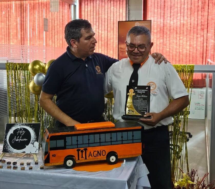 En la empresa Magno, de la línea 12, le ofrecieron un feroz brindis de despedida al trabajador.