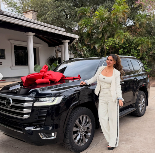 Así festejó su cumple la cuerona, con una camioneta del año.