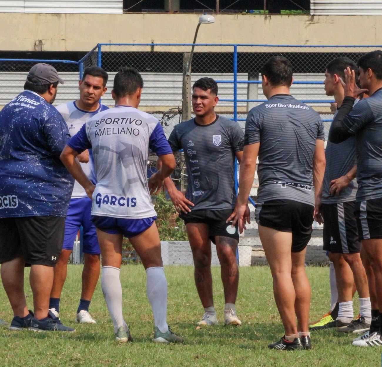 García, dialogando con sus jugadores, en una de las tantas prácticas del plantel.