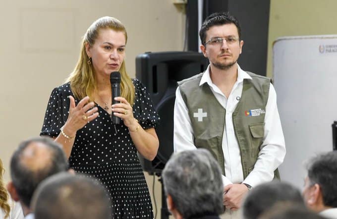 “No basta con larenuncia de la ministra;todo su equipo debeapartarse”, agregó.