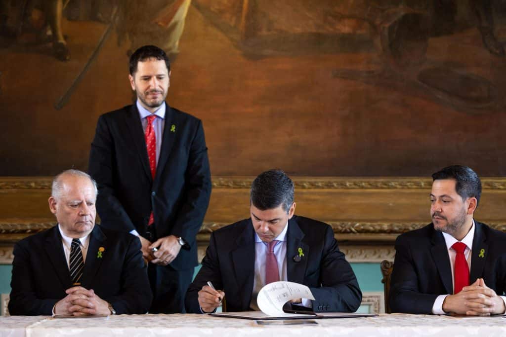 El presidente Santiago Peña promulgó la ley que aumenta la pena contra el abuso. Foto Gentileza