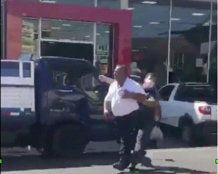Isidro Florentín ya lanzó el golpe que lo mandó a la lona al agente Edgar Martínez.
