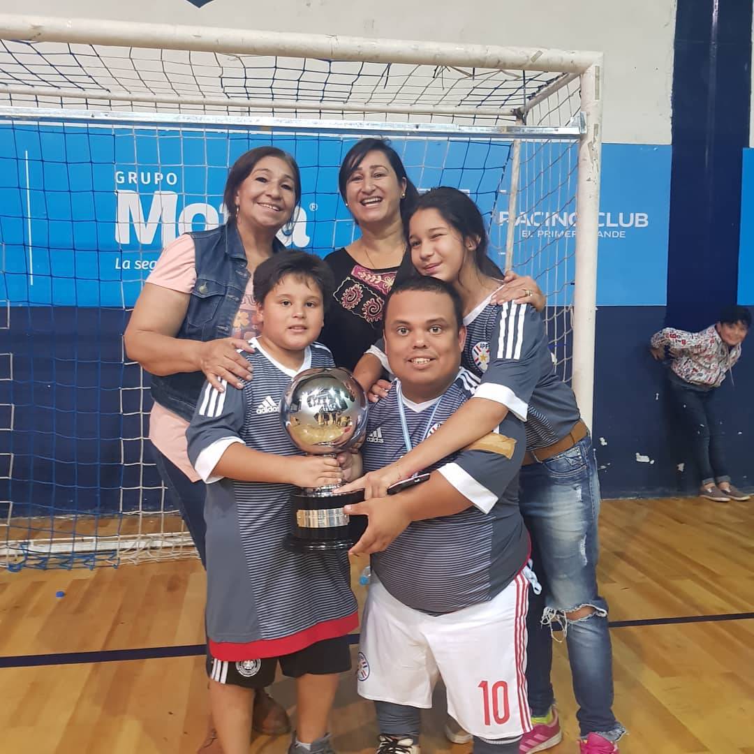 Mortero Bala y su familia, levantando la Copa América de Talla Baja. (FOTO: @morterobala_)