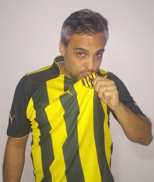 Fabio besando el escudo en la camiseta aurinegra.