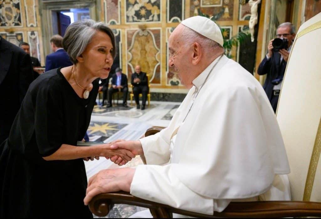 "Querido Papa Francisco: ahora ya estás con Dios; te voy a extrañar mucho. Siempre estabas preocupado por los más desprotegidos. Siempre dando sorpresas al mundo, tu partida es la mayor de ellas. Gracias por permitirme conocerte, estrechar tu mano y escuchar que para ti la risa y la alegría eran una necesidad básica para los humanos.La tristeza por tu ausencia es enorme, pero la esperanza de tu legado es mayor. Espero que miRoberte haya dado un abrazo de bienvenida en el cielo, seguro te dijo"¡No contaban con tu astucia!"Gracias por tu maravillosa vida, Papa Francisco" mensaje compartido por Florinda Meza en la red social X.