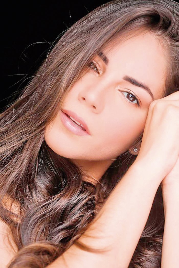 BELLA.Ser bella puede ser una ventaja, pero muchas veces también es una desventaja, nos dice Sara.