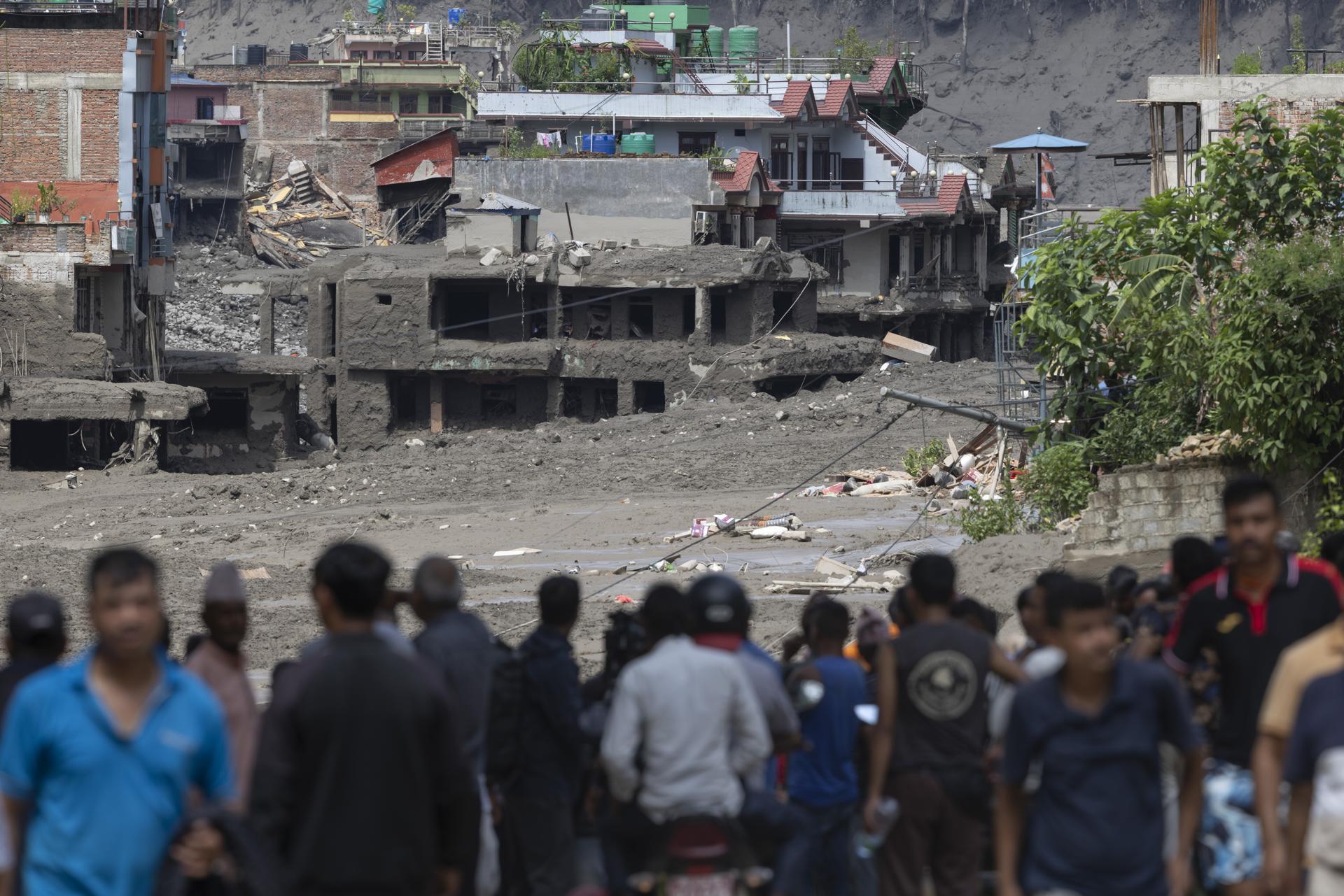 Deslave sepulta ciudades de Nepal y China: hay más de un centenar de fallecidos. (EFE)
